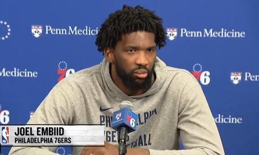 76人125-121险胜黄蜂，恩比德膝伤后出场有限爆粗口