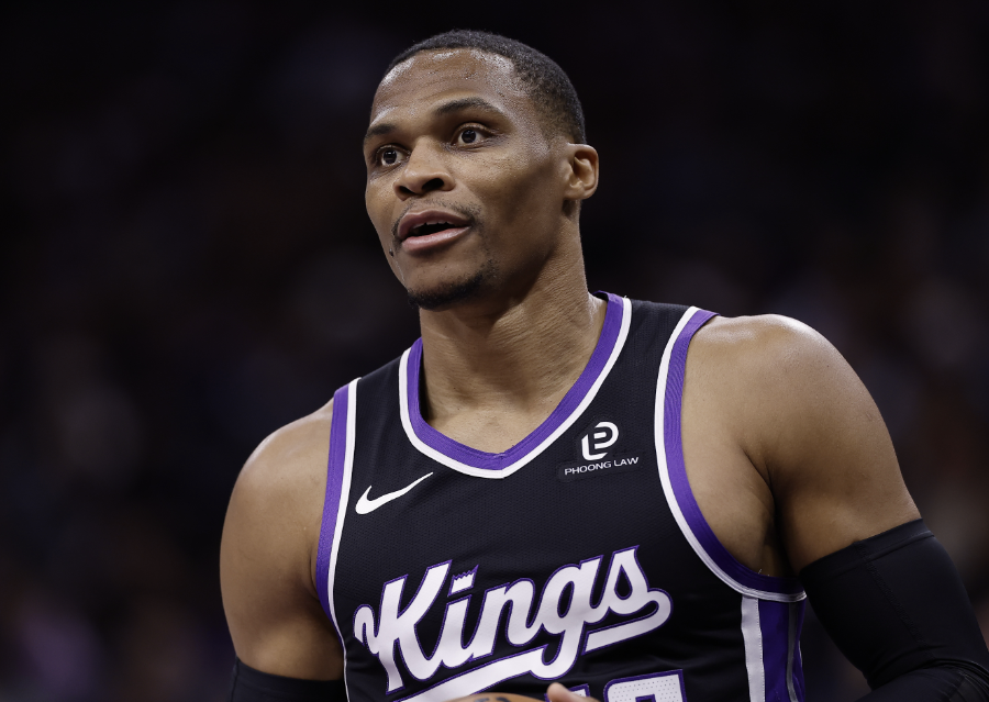 威少37岁半场11分4板火爆国王！湖人被里夫斯罚球压制险被逆转