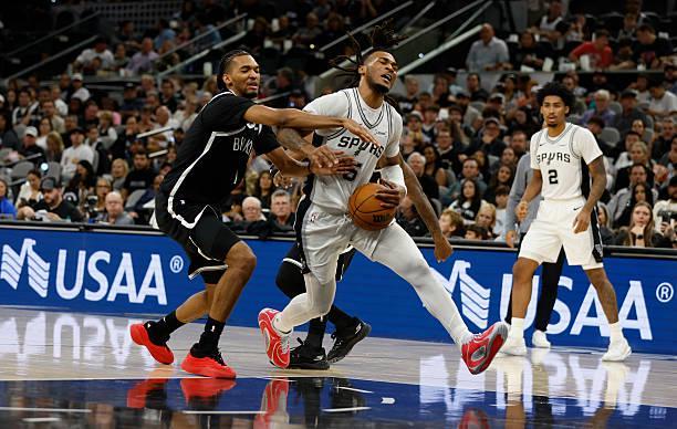 马刺3连胜击败篮网，卡斯尔控卫表现拉胯暴露隐忧