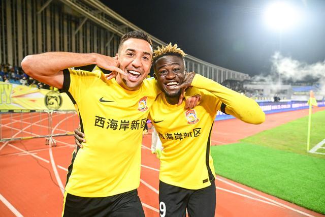 韩鹏邵佳一双双阻击!青岛市2-2憋死成都蓉城,争冠主导权依旧悬念