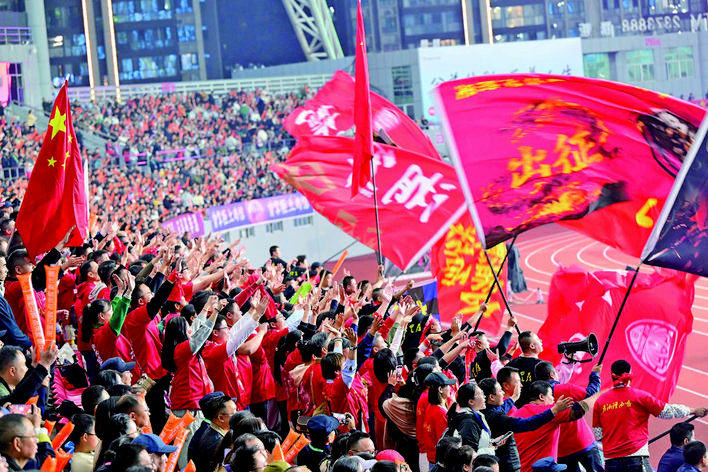 湘超大战：湘潭客场疯狂3-0横扫怀化，鹤城夜空见证湘超新生