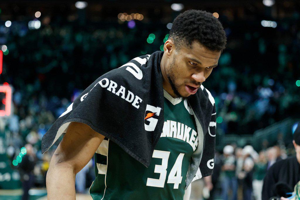 字母哥狂砍40分难救主！雄鹿队客场败给骑士，NBA赛季悬念再起