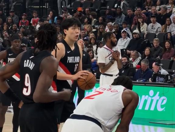 杨瀚森首次客场亮相NBA，快船对阵开拓者半场胶着战