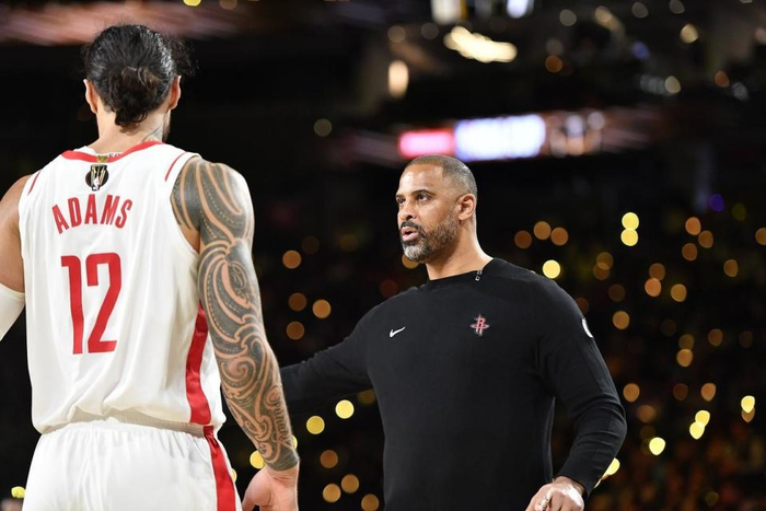 火箭开局0胜2负背后：失守防线与送出未来选秀权让人绝望