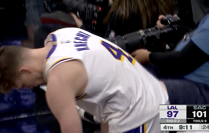 里夫斯首发三分点燃战火，克内克特被换下成最大输家