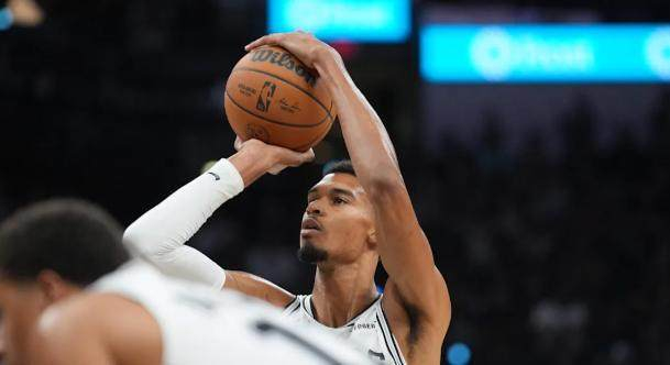 文班亚马狂砍31分14篮板6火锅，马刺豪取NBA开季三连胜！