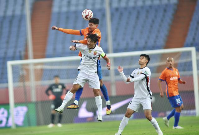 上海海港首遇穆斯卡特败仗，榜首优势仅剩1分引发联赛悬念