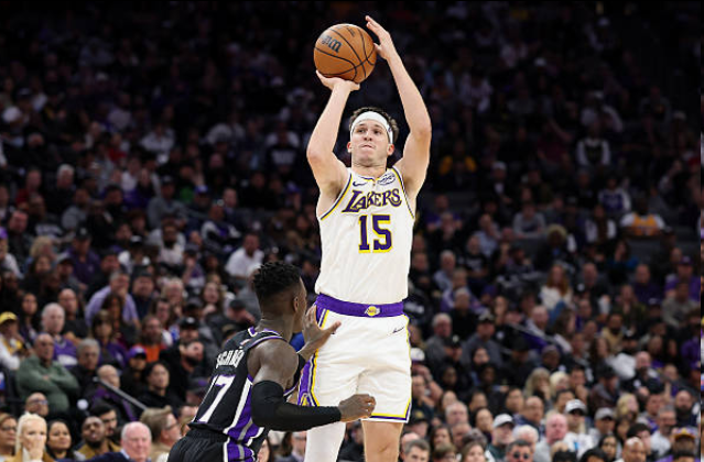 里夫斯疯狂轰51分！湖人险胜国王，詹姆斯都得让位