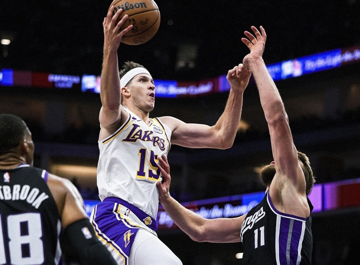 里夫斯爆砍51分，湖人127-120绝杀国王，东契奇詹姆斯缺阵硬仗救主