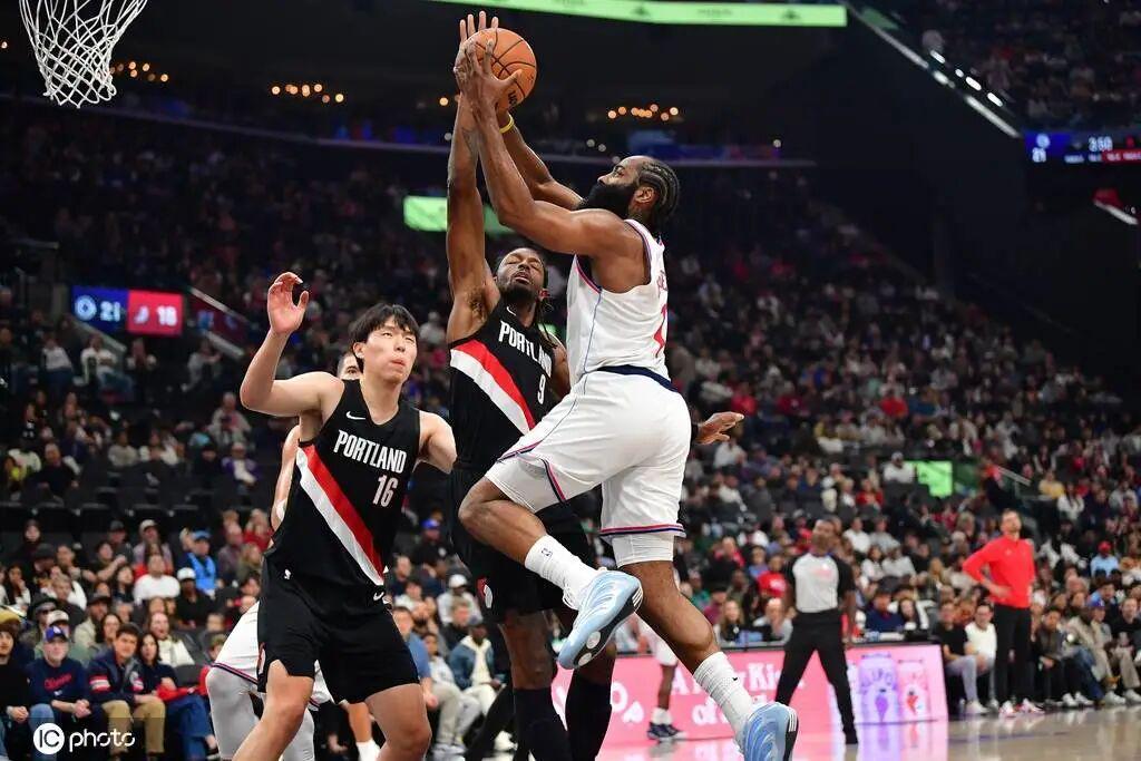 开拓者客场苦战快船失利 杨瀚森有限表现让人期待但难掩球队短板