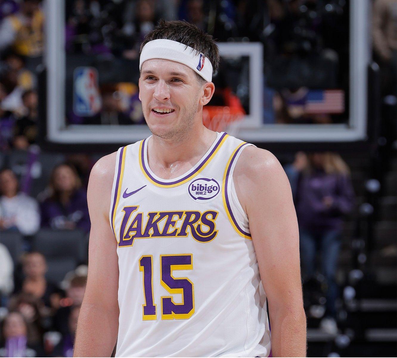 湖人51分奇兵里夫斯爆发，詹姆斯大赞NBA常规赛表现