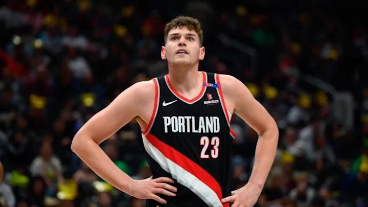 波特兰开拓者中锋克林根踝伤，洛杉矶快船主场激战难分高下