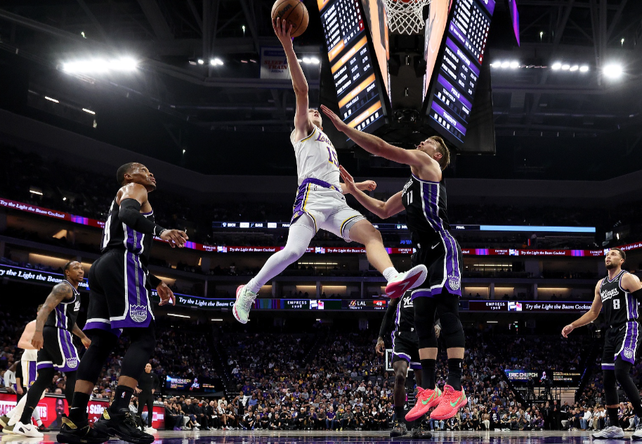 里弗斯51分爆炸表现锁定湖人内线获胜，范德彪拉拉维亚成关键角色