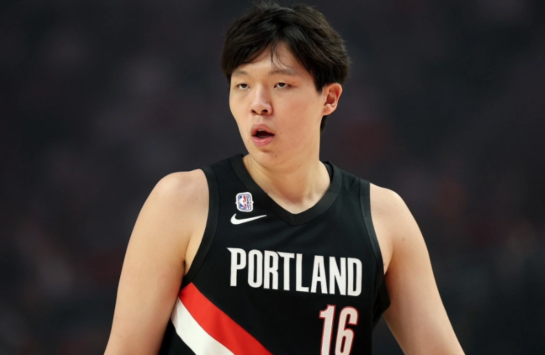 杨瀚森开拓者两战低迷,王仕鹏直言若不去发展联盟恐被废!