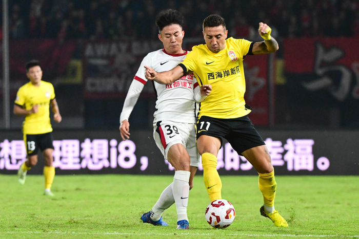 中超三强争霸陷入白热化！上海海港遭遇重创，申花、蓉城紧咬积分仅差2分