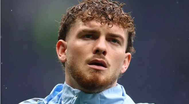 埃利奥特自评“自私”求稳，利物浦六年边缘如今维拉出场难，英超争霸悬念尽显