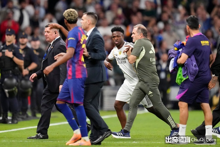 西甲国家德比99分钟乱象不断 皇马2-1险胜巴萨冲突升级