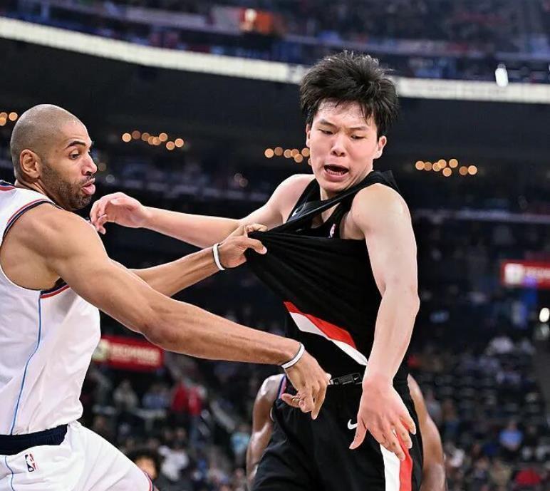 NBA开拓者快船大战，杨瀚森出场时间成为焦点，湖人背靠背鏖战国王