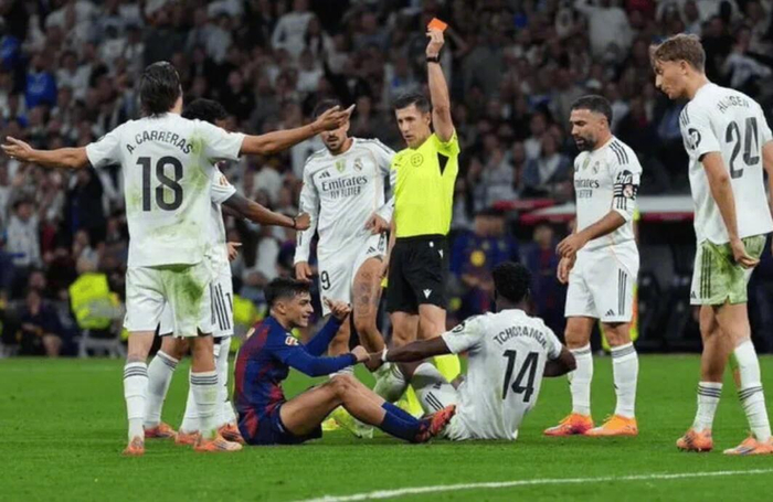 皇马2-1逆转巴萨！佩德里职业生涯首次染红点燃西甲大战