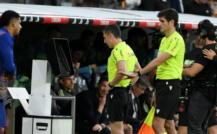 国家德比2次点球风波:VAR音频揭示维尼修斯与加西亚谁在演戏