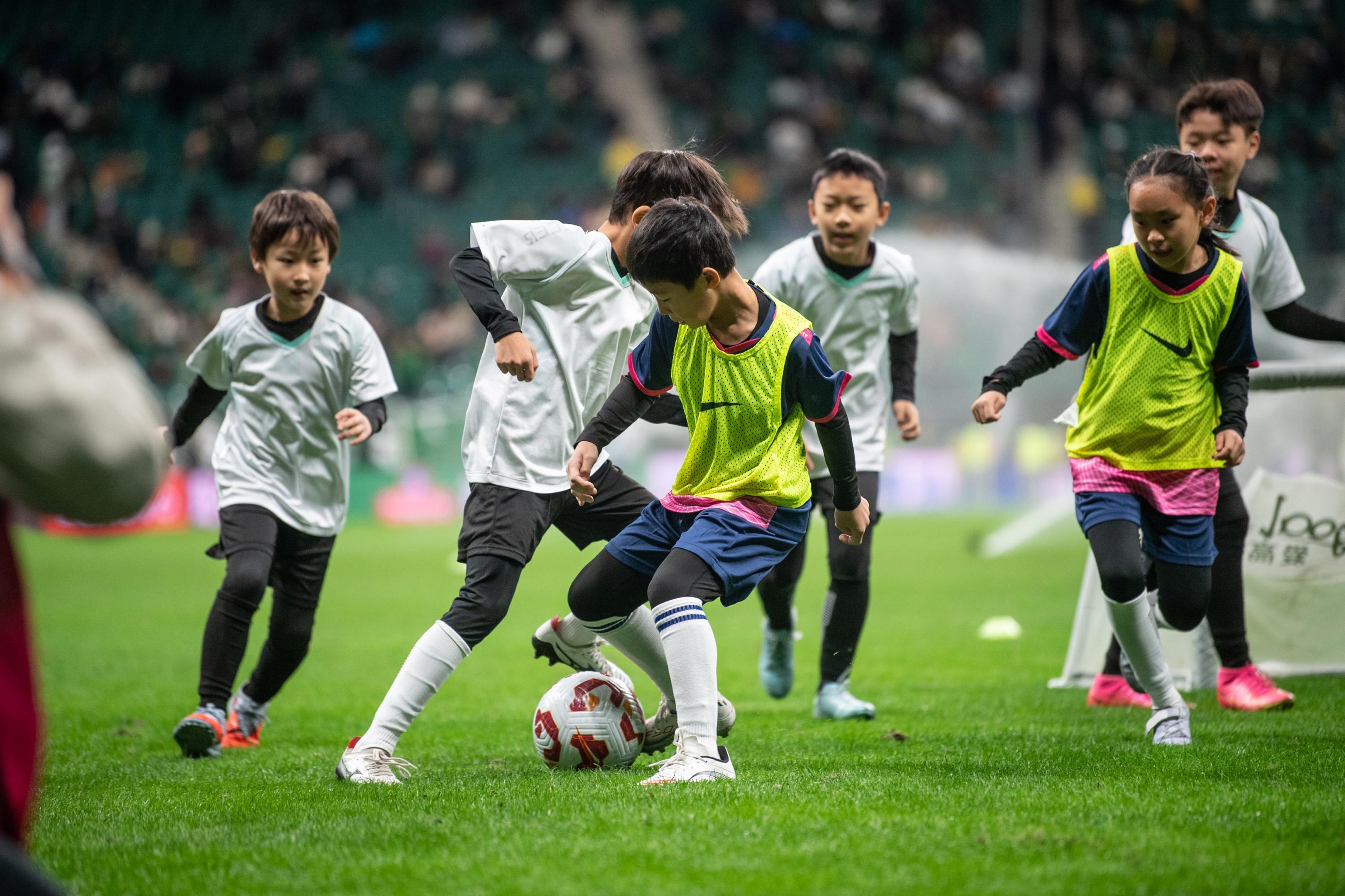 40名少年登工体，班超进中超成真：英超也值得抄作业