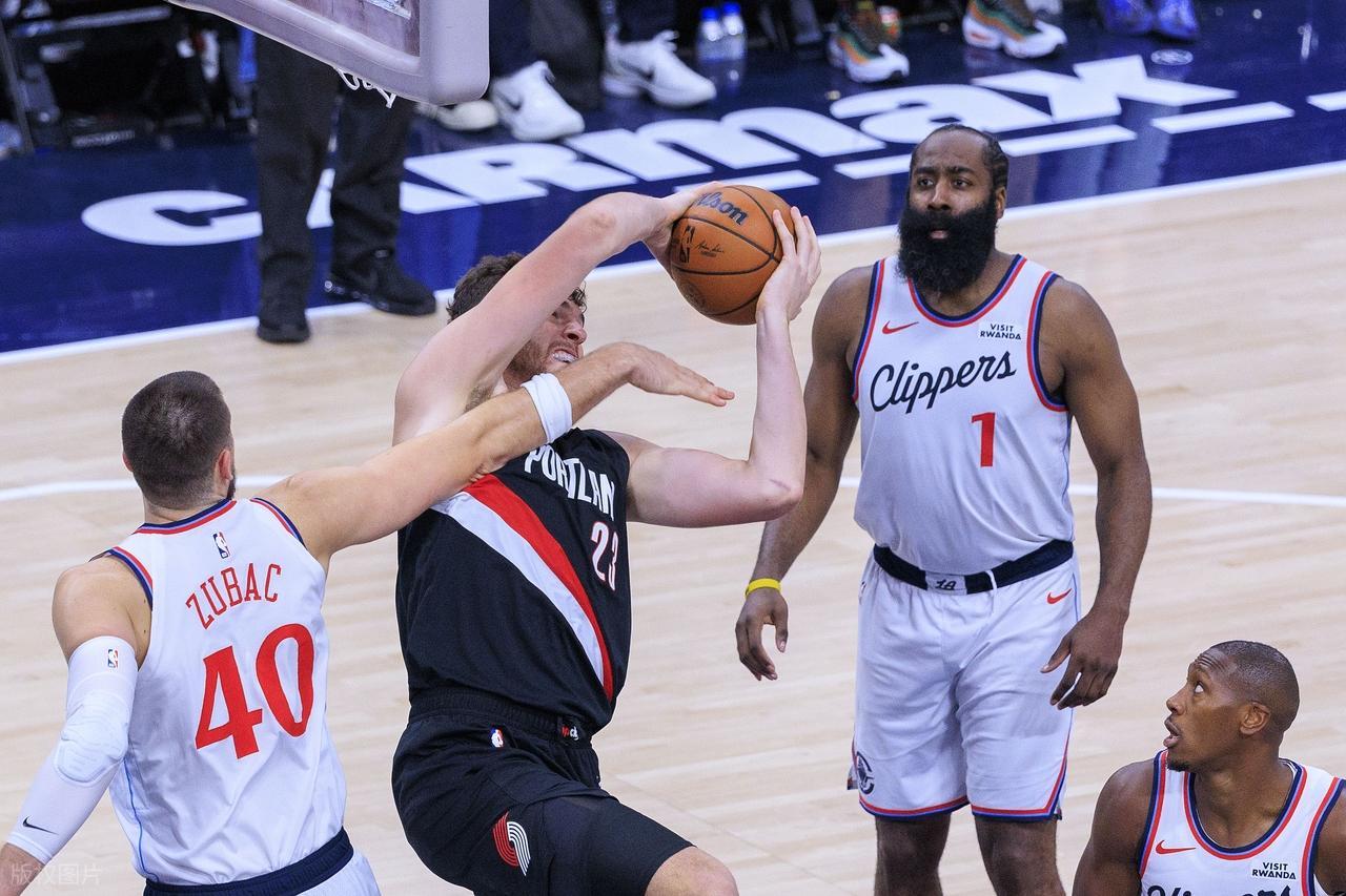 快船队22次失误被撕开口子，卢指导要缩到8人轮换和控负荷