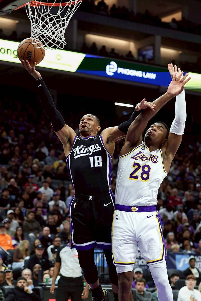 拉塞尔·威斯布鲁克18号替补复苏，国王120:127不敌湖人，NBA又见里夫斯51分