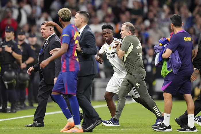 亚马尔18岁国家德比之殇：巴塞罗那1-2输给皇马，西甲震荡