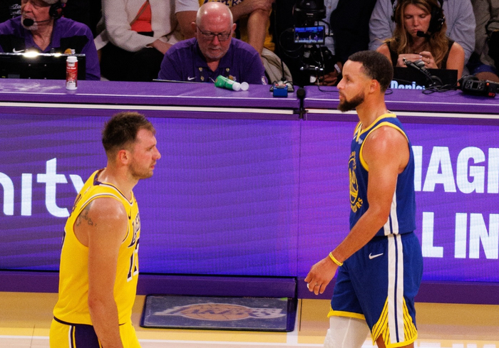 湖人开局3场就出现43+、49+、51+,里夫斯成火力机器,詹姆斯到底还要等到11月吗?