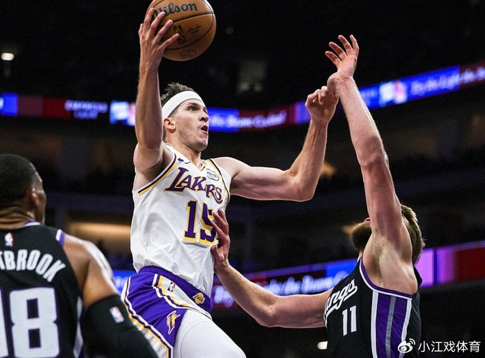 51分！里夫斯单骑救主，湖人客场127-120险胜国王NBA常规赛