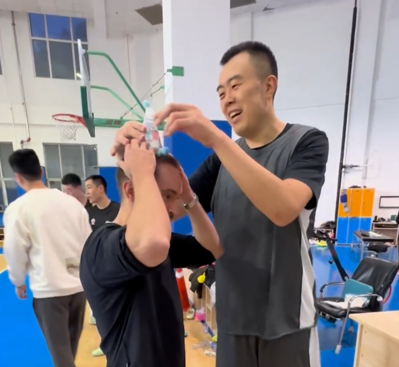 辽篮训练场变庆生现场：韩德君帽子+蛋糕摁脸，CBA氛围值8/10