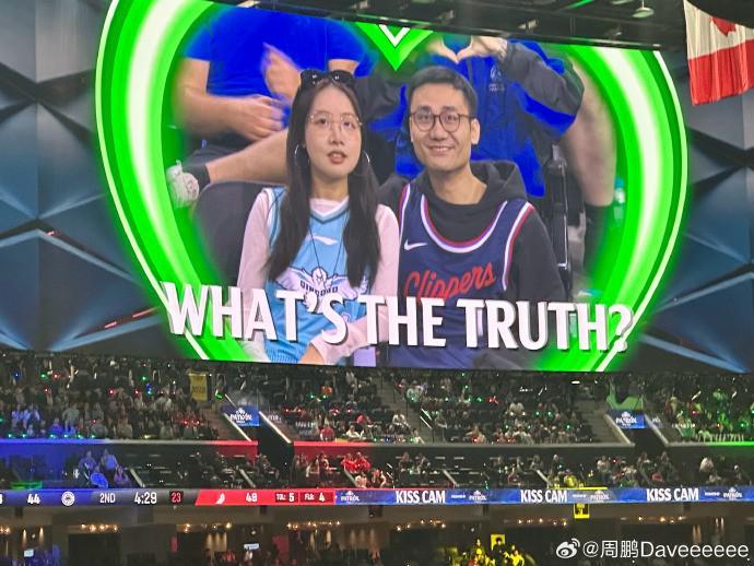 快船114-107取胜开拓者，现场情侣上大屏幕穿哈登和杨瀚森球衣把NBA变秀场