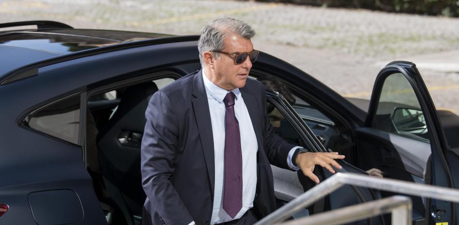 1-2输给皇马后拉波尔塔现身训练场，巴萨西甲落后5分还要靠谁救火？