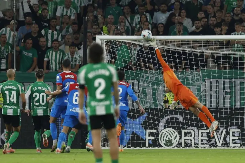 马竞2-0贝蒂斯，奥布拉克一句话点燃西甲：防线像断网，巴埃纳像开挂