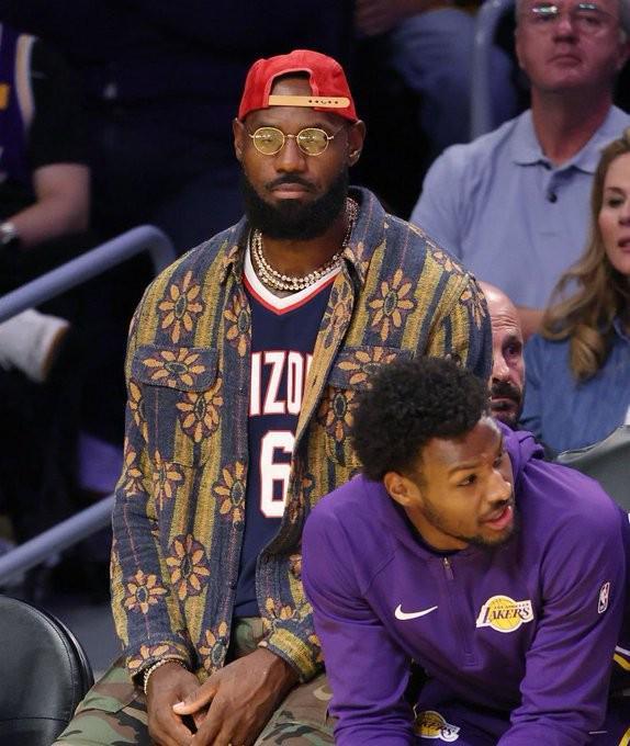 勒布朗还要等3周？湖人缺詹皇后阵地像断了WiFi，nba要重新洗牌