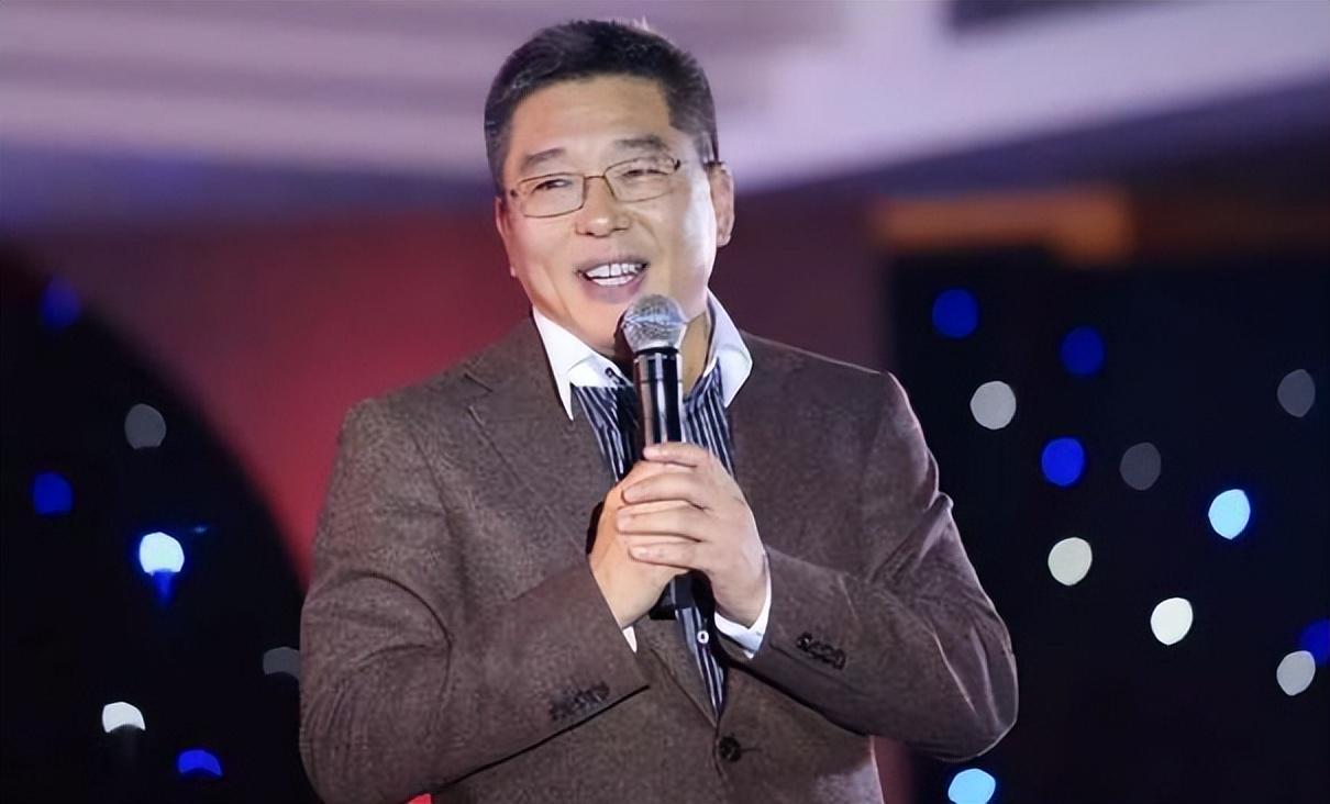 2位名嘴互相开战：刘建宏挺于根伟、董路看邵佳一，国足选帅像中超换帅表演