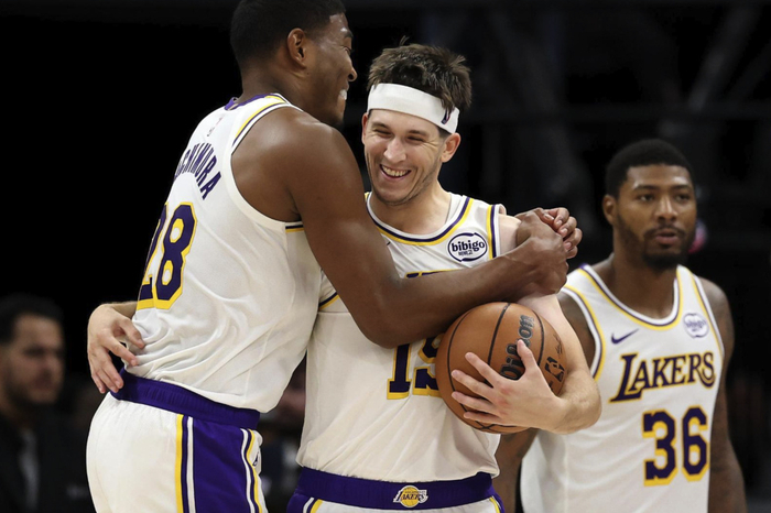 11场连环考验，10月28日NBA硬碰：里夫斯能否再扛三场？