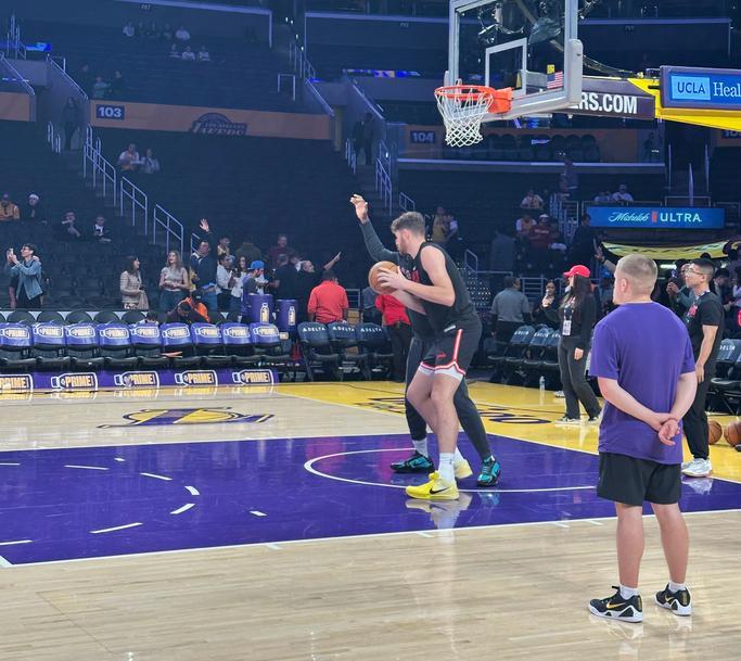 10月28日NBA现场：克林根脚踝乐观，湖人对阵波特兰开拓者队气氛微妙