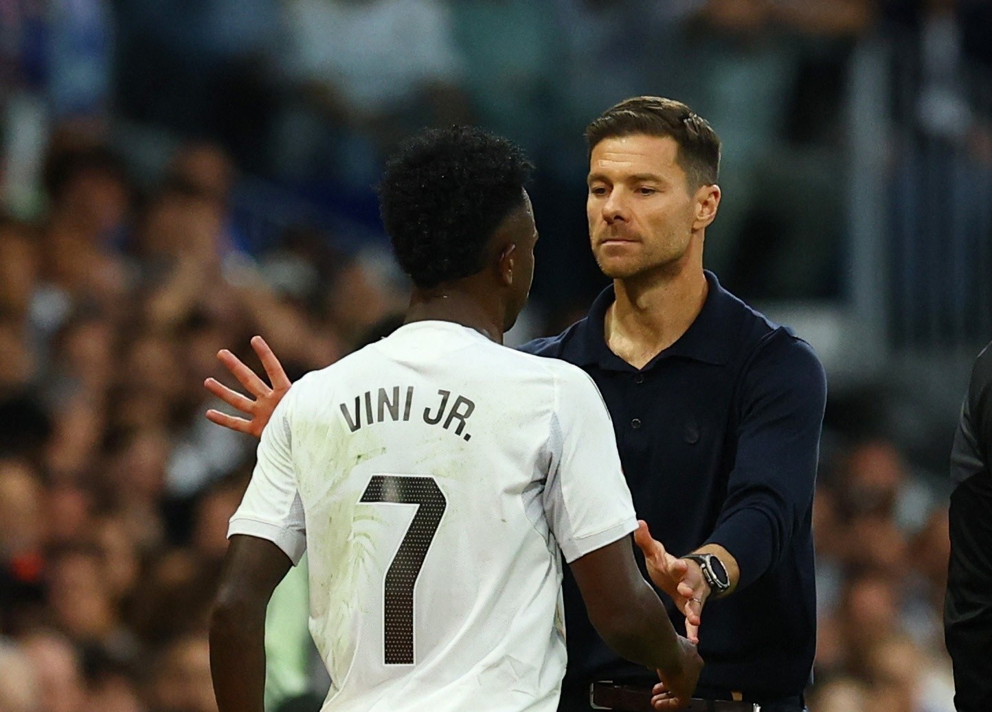 维尼72分钟被换不罚款，阿隆索和解稳了西甲风向，球迷不买账