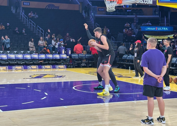 10月28日NBA：开拓者对湖人，克林根首发出战伤情成焦点