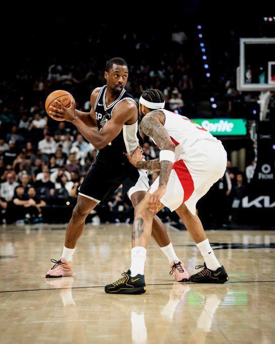 马刺4连胜！文班亚马24+15暴走，巴恩斯18分碾压多伦多猛龙队