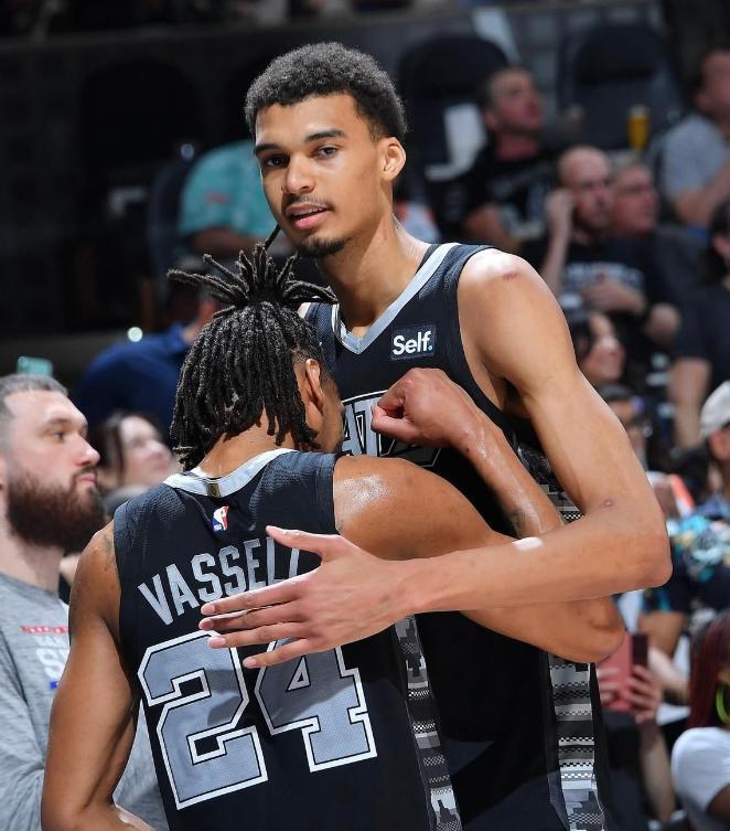 马刺4连胜！文班亚马24+15带队碾压多伦多，NBA新赛季故事刚开场