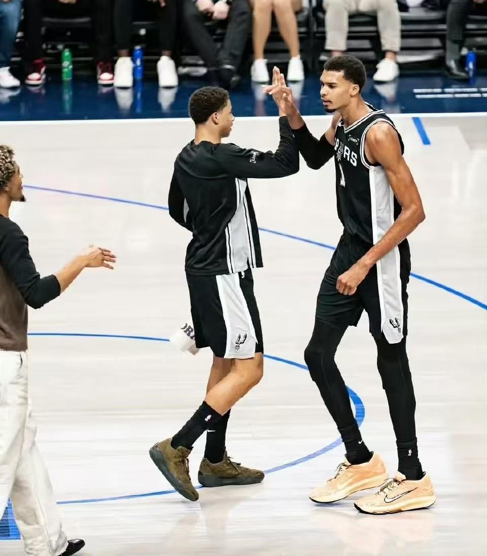 4连胜登顶西部！文班带领马刺队让NBA又见大黑马