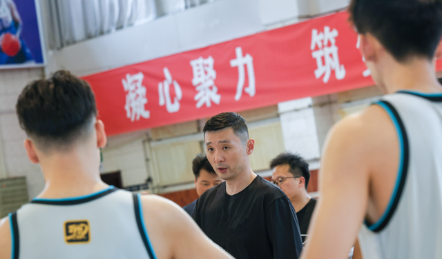 新疆男篮要冲前4?刘炜+罗智合体,cba还能靠三分翻身吗