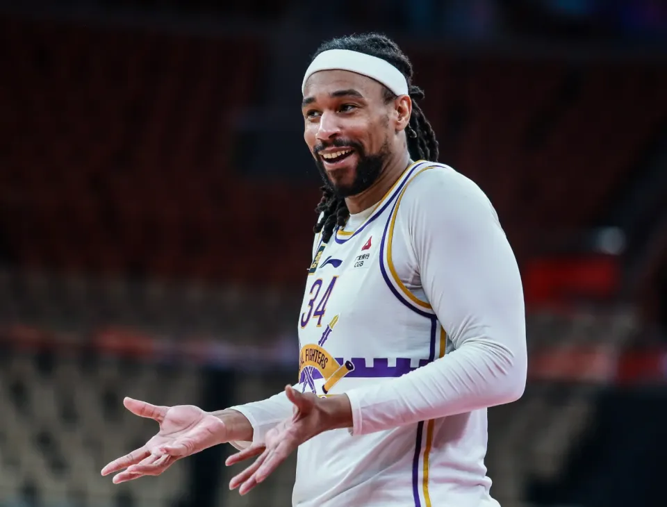 25.3分的炸药包回北控，张庆鹏在cba能把佩里驯服吗？北京北控队的风险和筹码