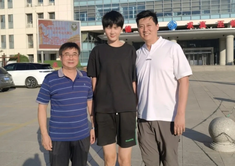 15岁2.04米狂砍28+34,WCBA和NBA都要盯着这位篮板怪物吗?