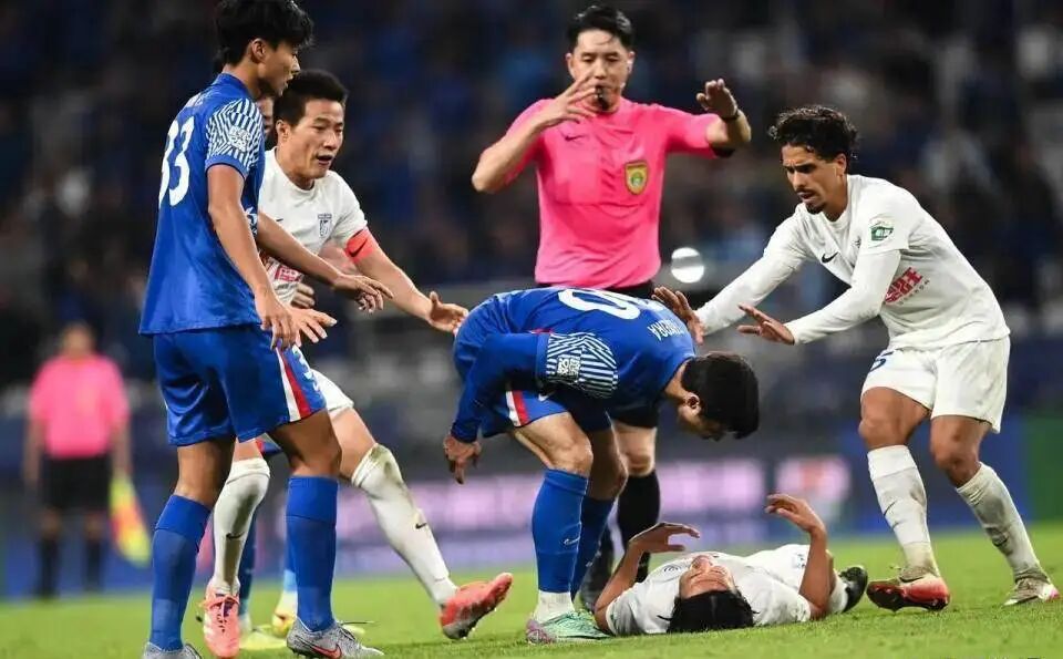 利物浦被批4连败？斯科尔斯一句话劈开后防漏洞，英超争冠气场碎了