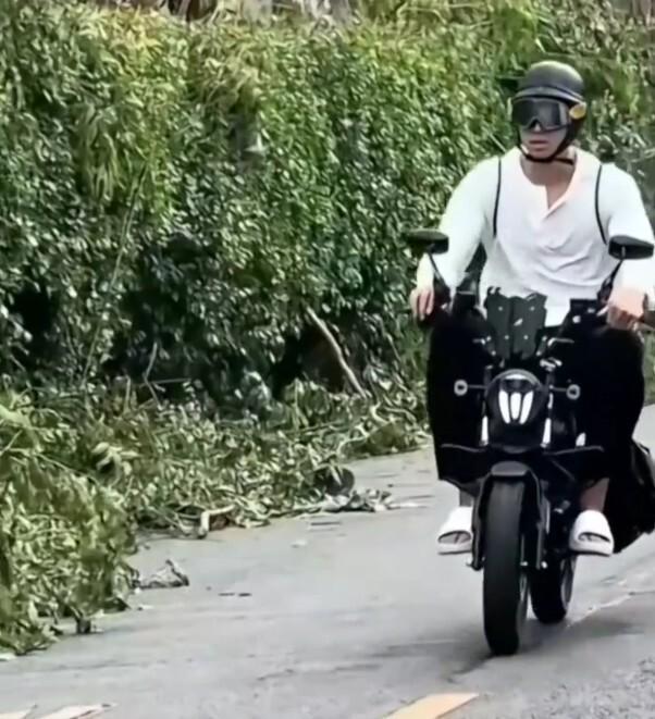 03年生崔永熙骑电动车现身：广东新援回归，cba还是NBA门槛？