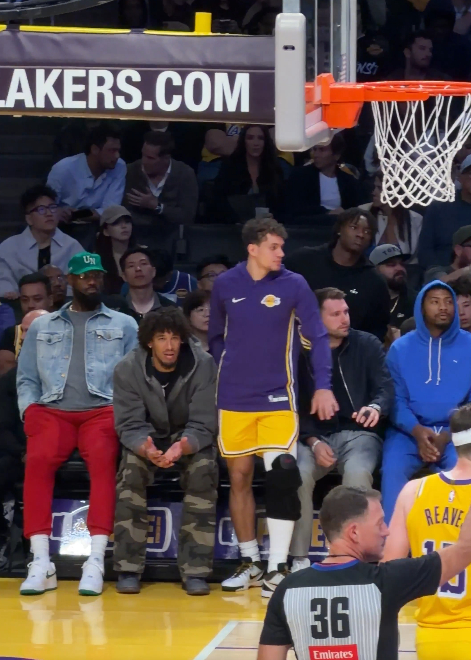 湖人7人缺阵，詹姆斯坐替补席，NBA这场戏比英超还荒诞的数字