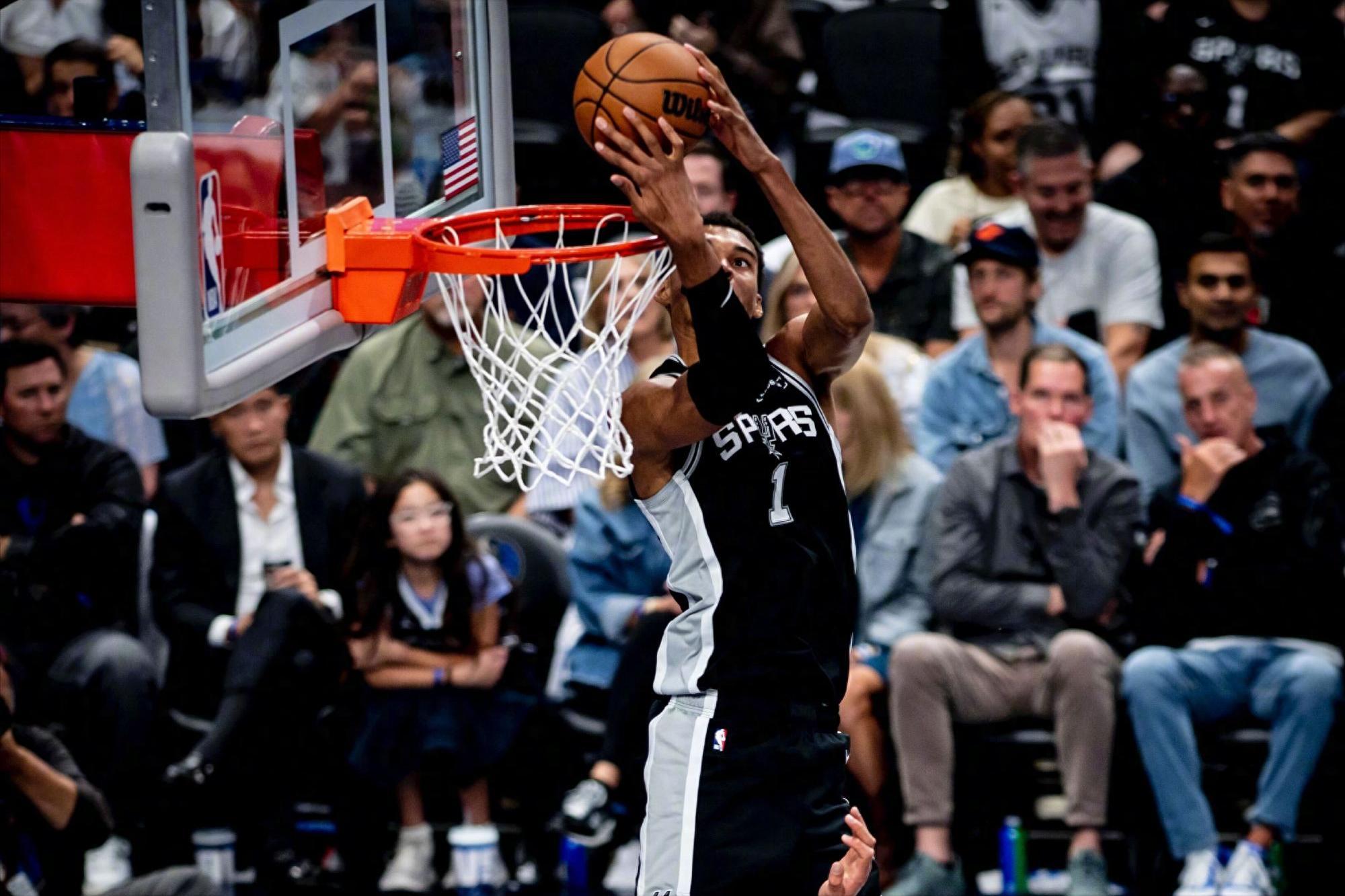 马刺队4连胜，文班24+15再破纪录，NBA重建真香？